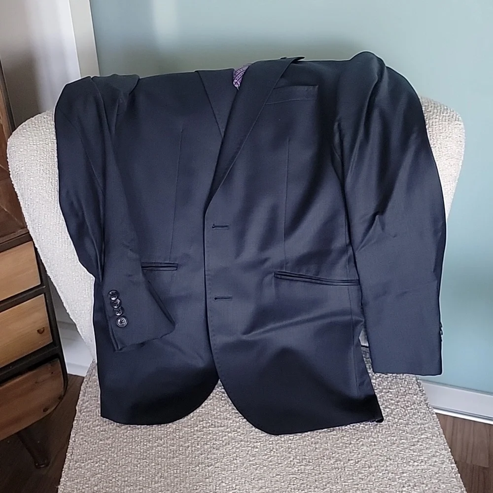 Suit - Picture 5 of 8